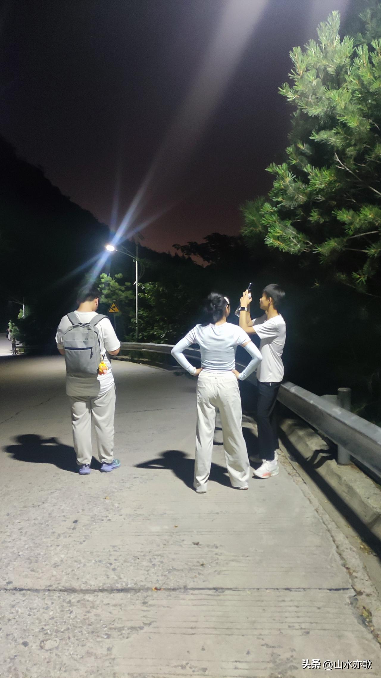 开启暑假陪娃模式，带着女儿、儿子、大侄子三个娃夜爬西山森林公园，孩子爹开着车在山