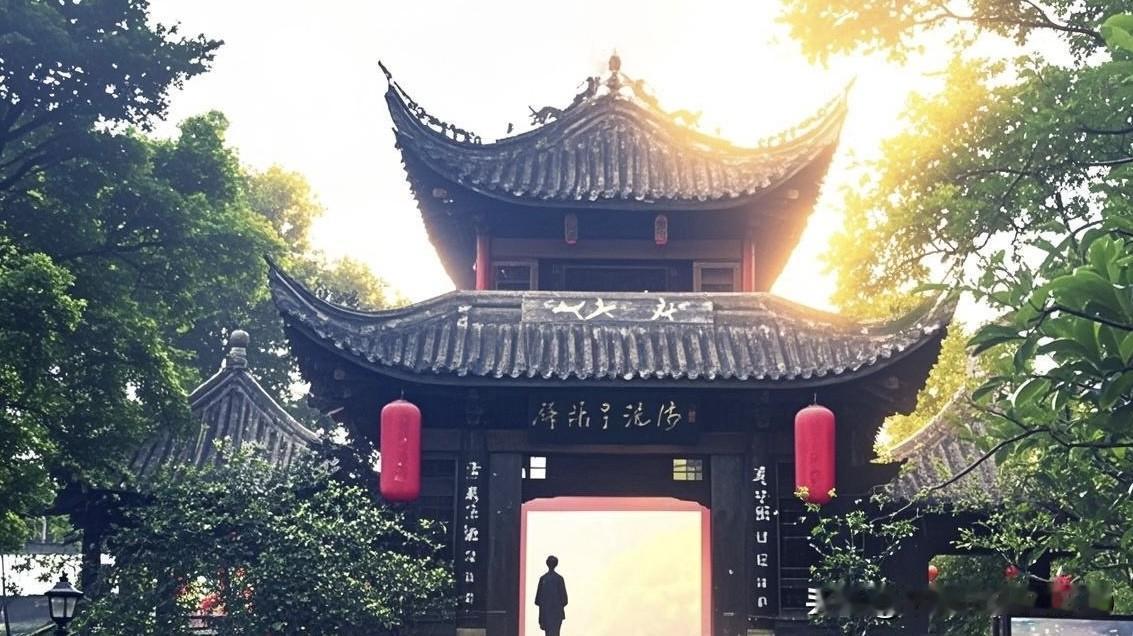 上周在郊外晃悠，误打误撞找到座藏在柏树林里的清代古塔，红漆门掉了大半块皮，门环上