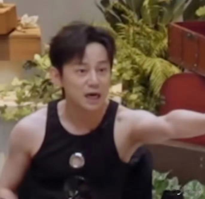 天呢何老师的腋下竟然这么干净，太佩服了！ ​​​