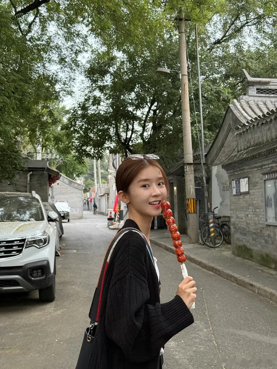 宋伊人晒北京溜达日常 穿着休闲松弛感拉满 ​​​