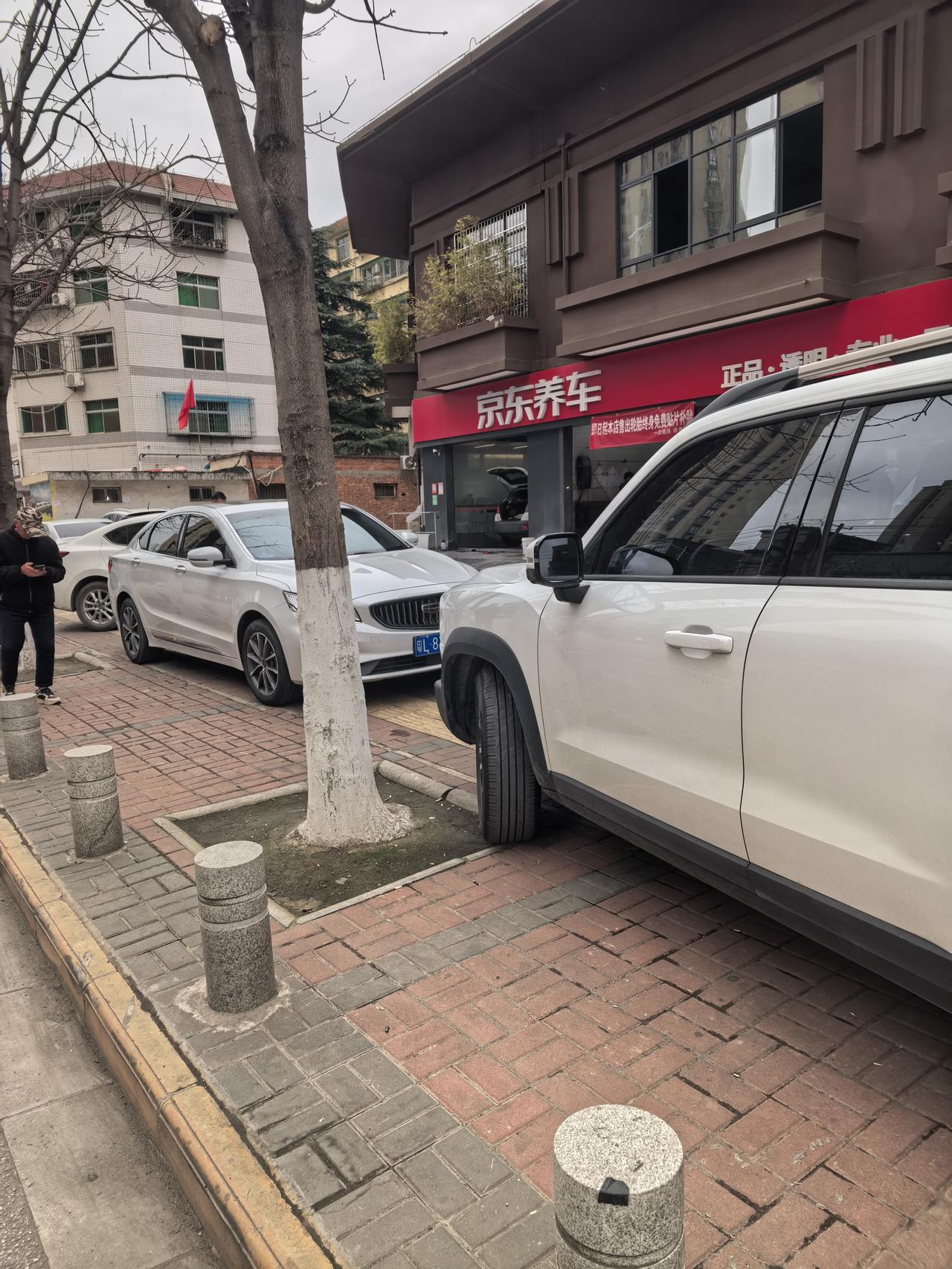 汉中市汉台区站前路，汉变二期门前的这家京东养车单位，长期占道经营，甚至把黄色盲道