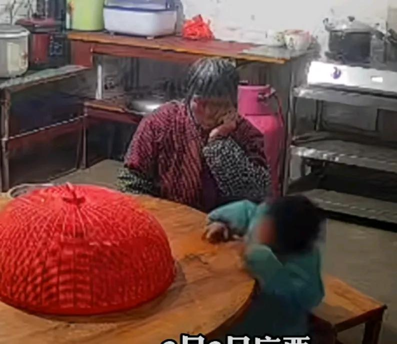孩子在餐桌上睡着摔下桌，奶奶在旁边看着无动于衷。
也不起身，也不去扶孩子，
孩子