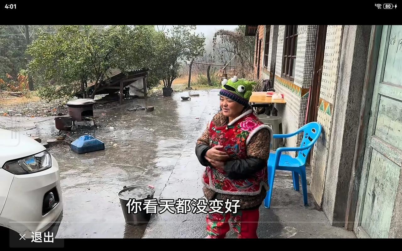 啤酒婶变机灵了，在从车上拿东西的时候晓得问阿李是前门还是后门呢。粉丝们可太用心了