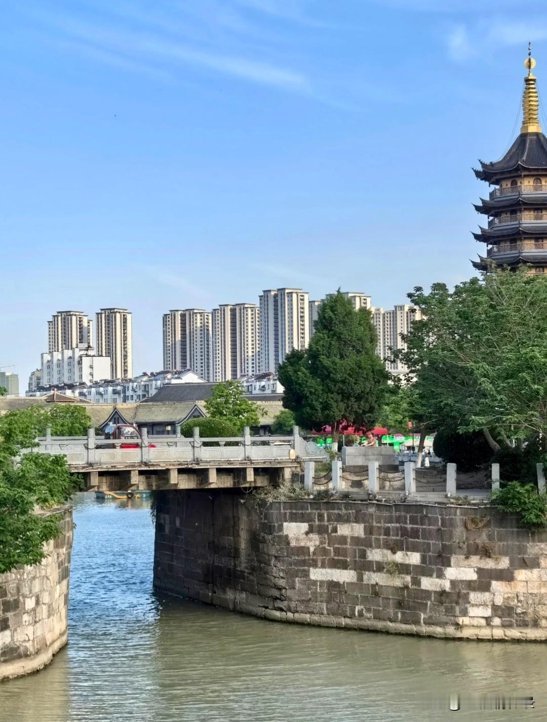 我们这一生，总在追、总在赶，
追更好的生活，赶别人的脚步，
想要的越多，心就越乱