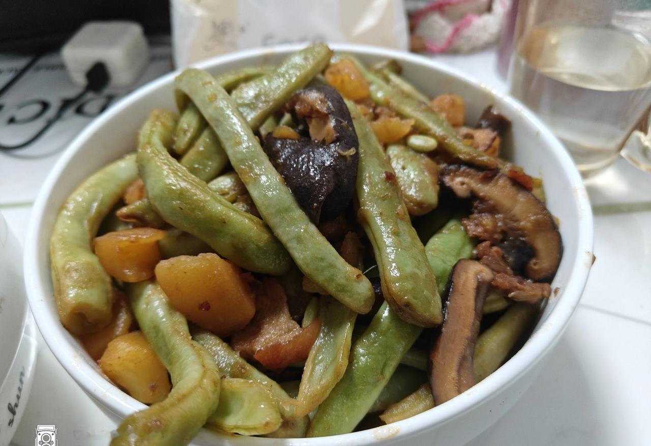 明天早上菜谱，清炒地产小白菜，蒸一碗地产大兴鸡蛋糕，用两个鸡蛋，鸡蛋跟水的比例是