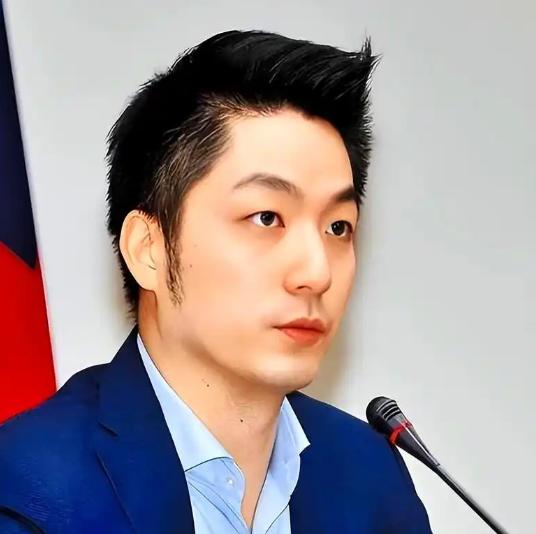 “你连中国人都不认，凭啥张罗把两蒋灵柩迁回大陆？”记者曾经的一句话，蒋万安当场愣