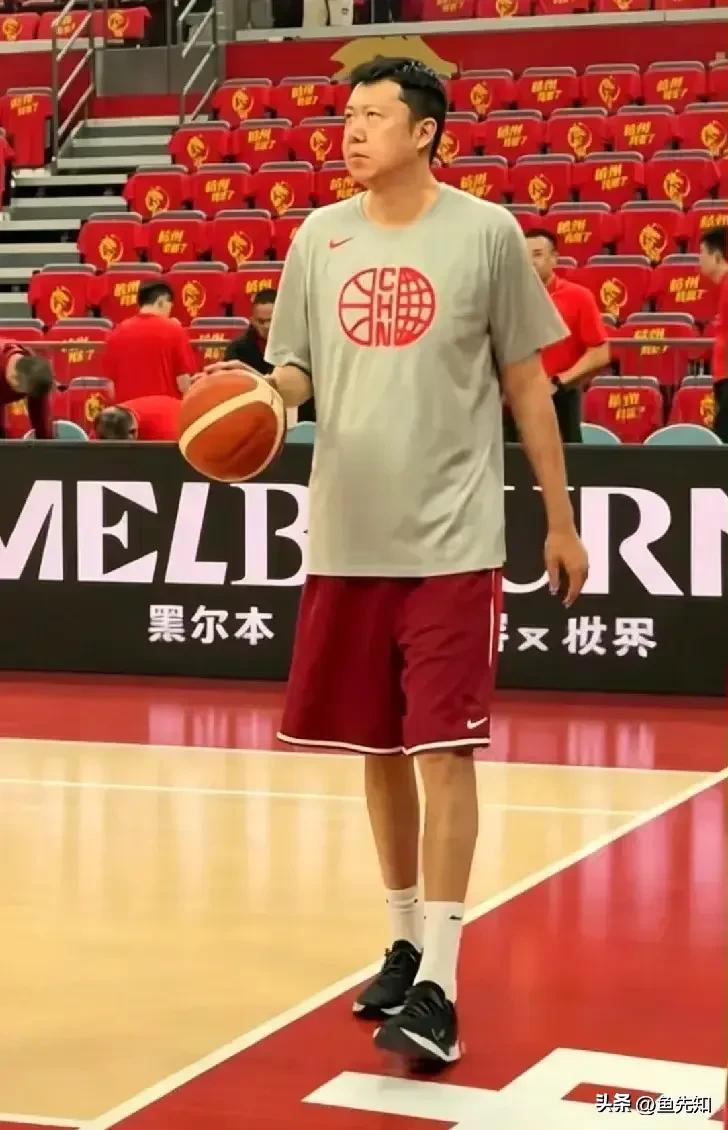 现在我在想，王治郅有没有可能长期加入中国男篮的教练组，来指导一下年轻人。昨天热身