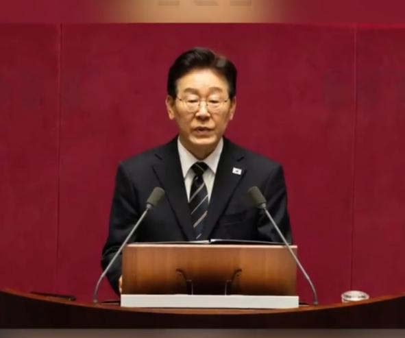 最近韩国总统李在明刷社交平台，随手一转一发，没想到一句话把以色列直接惹毛了。
 