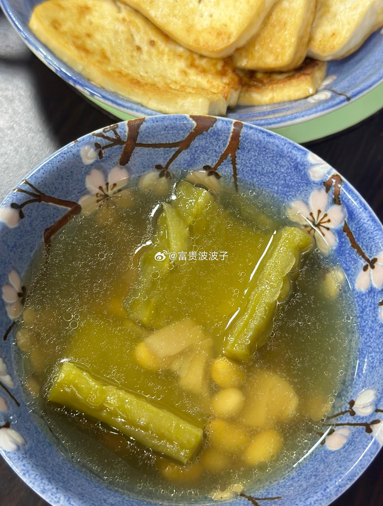 功夫女足救市
口碑确实两极分化。喜欢的说“很星爷、很无厘头”，张小斐迪丽热巴全员