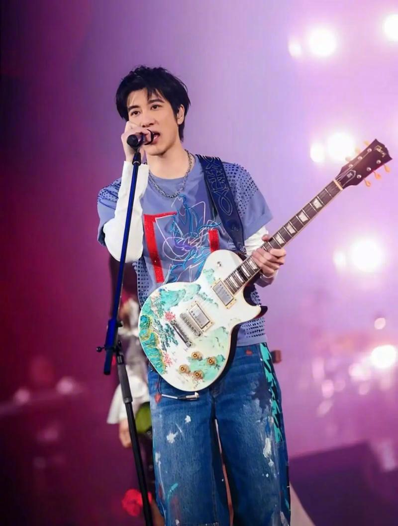 【王力宏回应现在对爱情的态度】2月14日据台媒，王力宏近日接受采访时被问会不会再