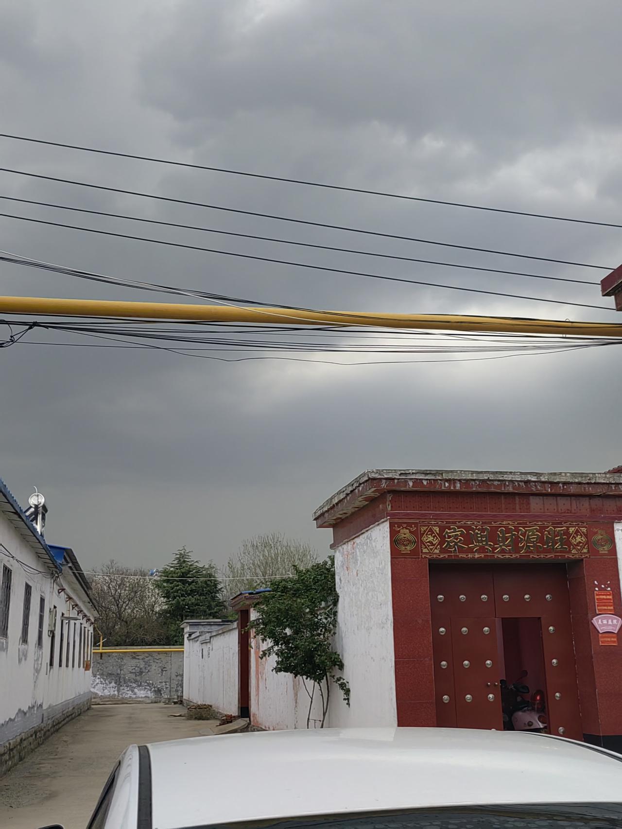 这次的天气预报，真准确！
下午四点，村委群里发布消息：傍晚有雷雨大风极端天气，请