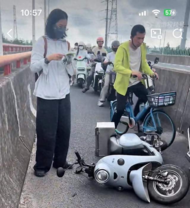 自己追尾摔倒，竞让前车男子滚吧