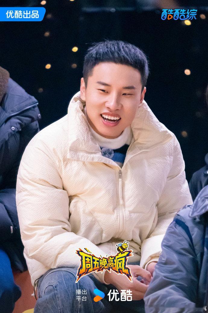 周五晚高疯花车巡游道具你来定超期待！Bee 疯糖家族花车道具你来定，投票后坐等周