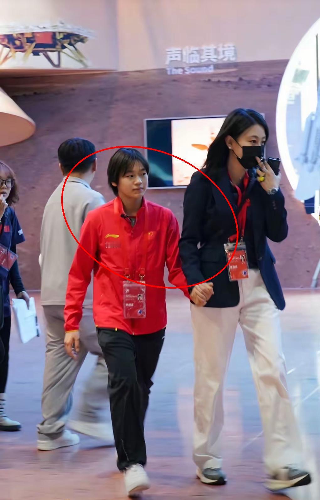 全红婵的女保镖火了
全程护着她像护自家孩子！

跳水小将全红婵参加活动时，身边总