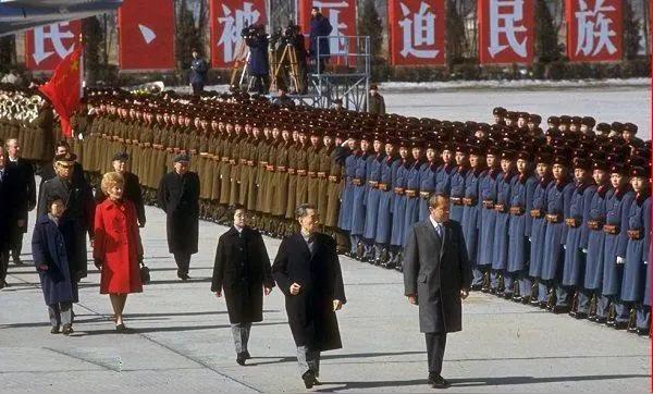 尼克松当时访华时的照片，被检阅的中国人民解放军英姿飒爽，威严，目光炯炯有神！我说