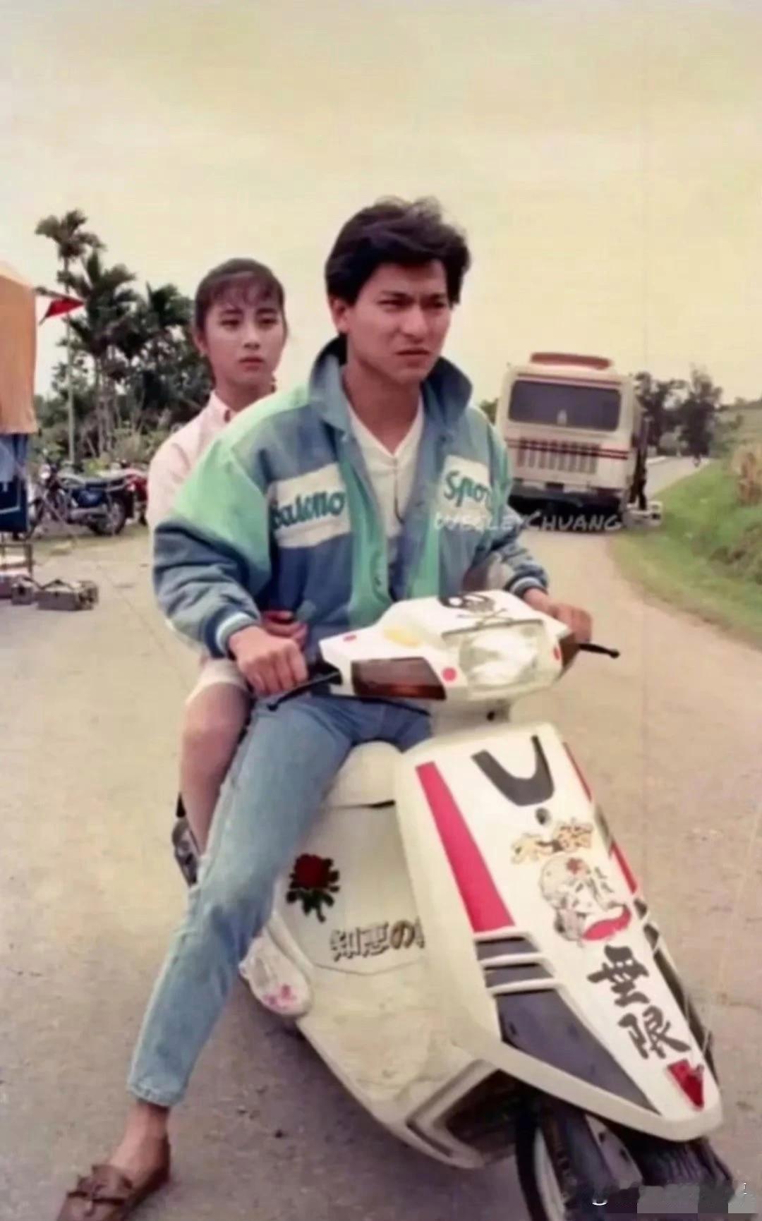 这个时期还是刘德华长相平平无奇的时候，坐在他后面的女孩是谁?这气质长相也太好了吧