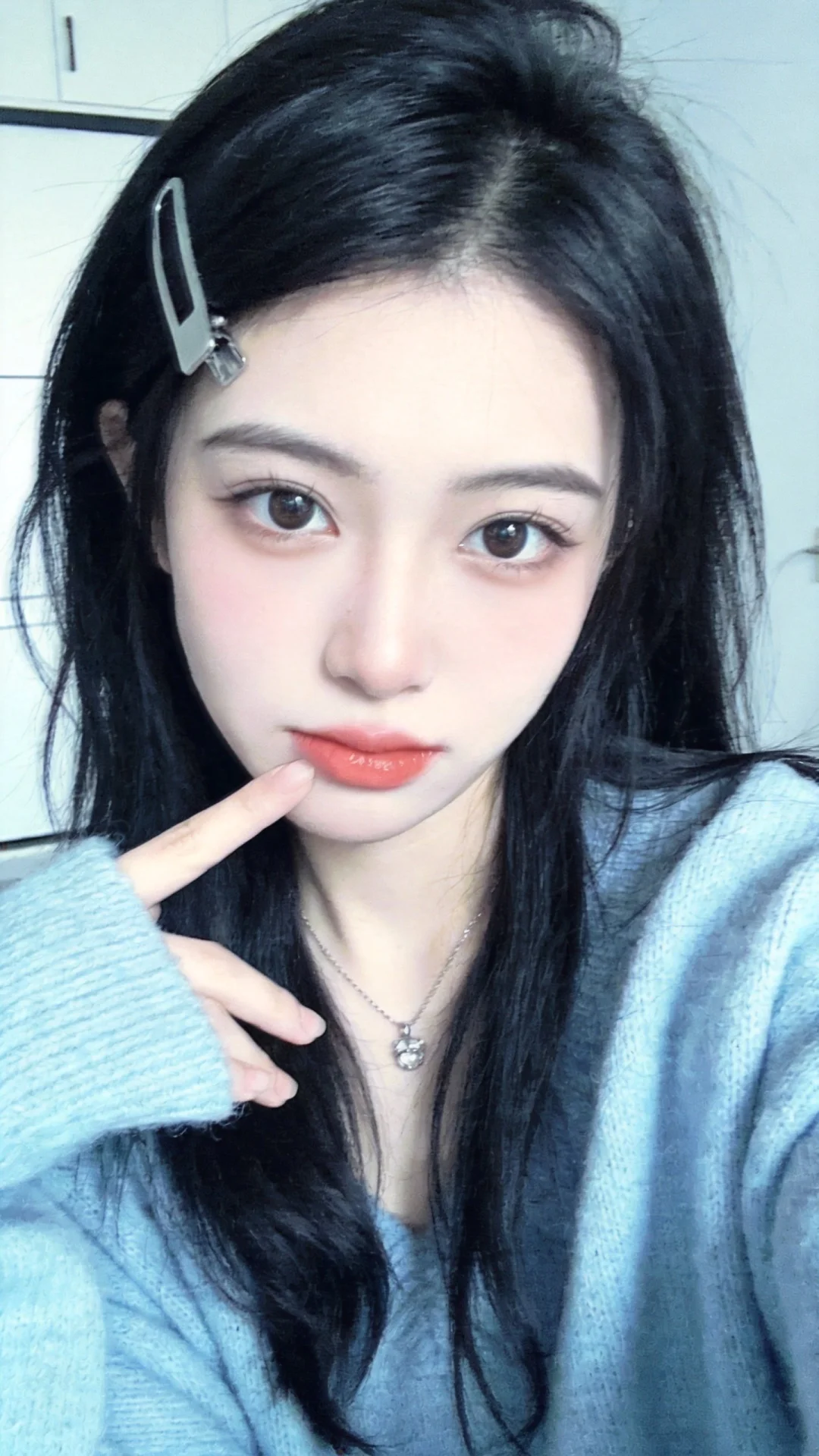 明亮室内场景，低画质 微曝光，古早滤镜随手一拍的快照效果，极其平凡无奇...