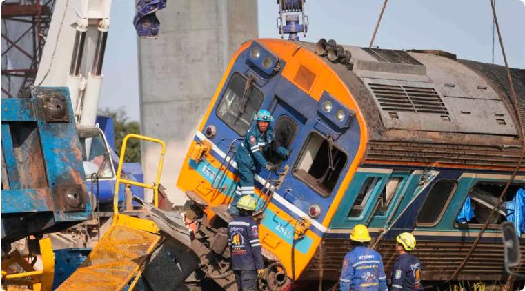 泰国高铁项目起重机倒塌 列车被砸 至少 32 人死亡

周三，泰国一辆客运列车被