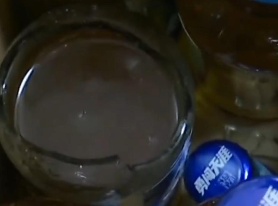 你说危险不危险？只听砰一声，啤酒瓶突然爆裂，把女店主的泪腺炸断！
前不久，山东济