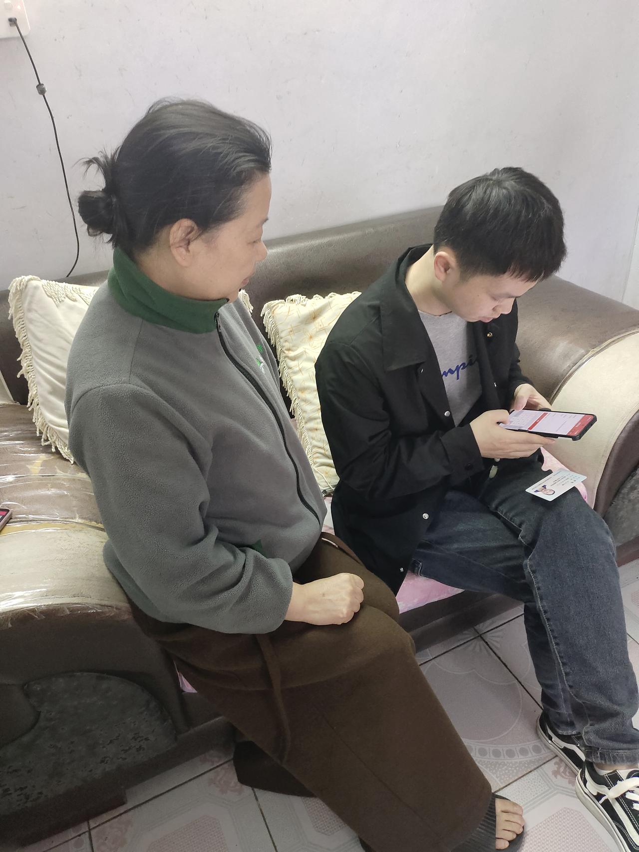 晒图笔记大赛 闺蜜聚会，一起刷手机，快乐时光！📱👯‍♀️👯‍♀️👯‍♀️