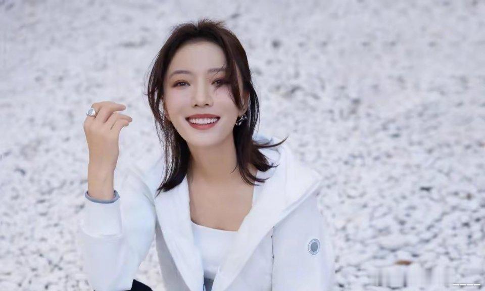 在《乘风2025》四公舞台上，王珞丹携萨顶顶、李晟、美依礼芽以一曲《诀爱》炸场，