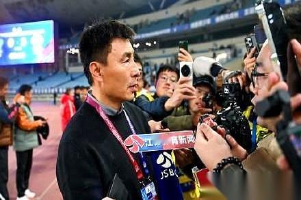 苏州奥体，坐了四万多人。
我揉了揉眼，以为是哪个明星开演唱会。结果，是一场足球赛