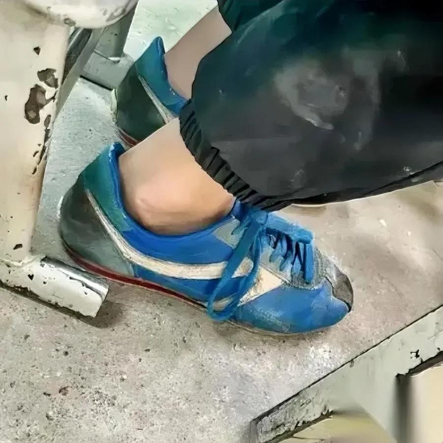 伊犁零下20度的早上

教室后排的男生缩着脚

我凑过去，看见他布鞋裂着口——没