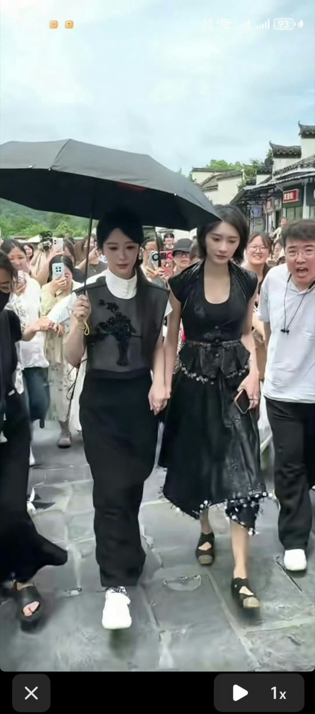 杨紫旁边的是明星吗？