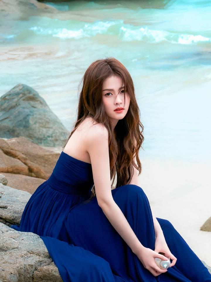 白鹿海边蓝裙氛围感拉满，温柔得像大海送来的浪漫
 白鹿粉写真 一袭深邃宝蓝色长裙