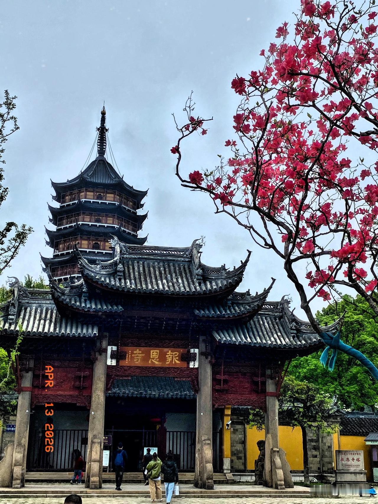 1400多年历史的报恩寺塔高的1/3，是姑苏古城建筑的限高；报恩寺塔后花园别有洞