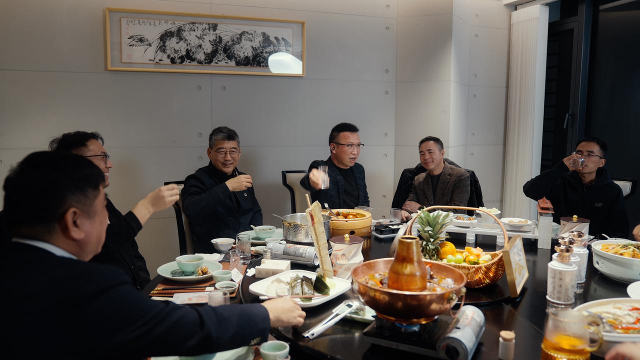 今年春节，作为财新传媒的副总裁，周智琛驾驶尊界S800从深圳出发回到泉州老家。周