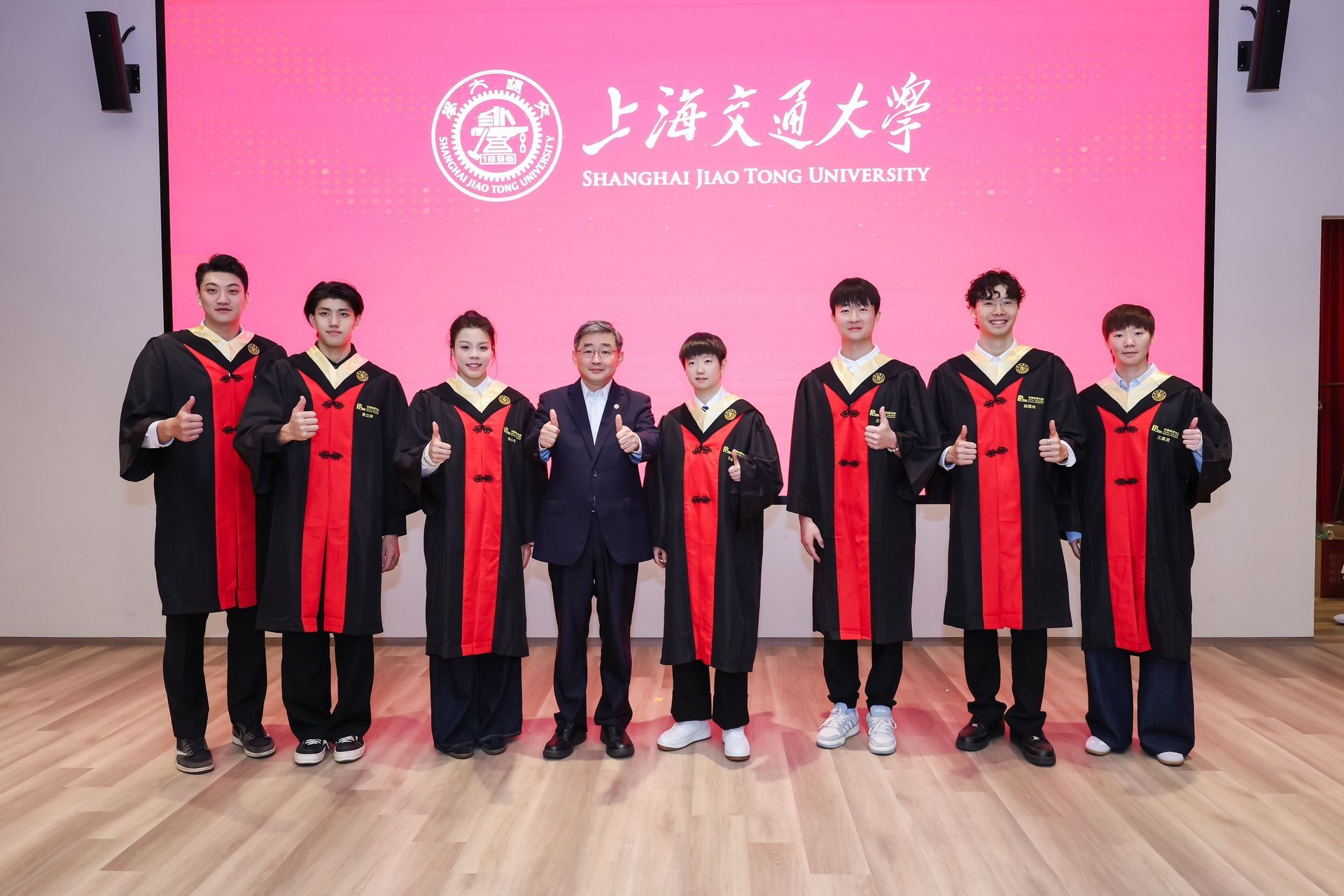 孙颖莎上海交通大学高清毕业照 