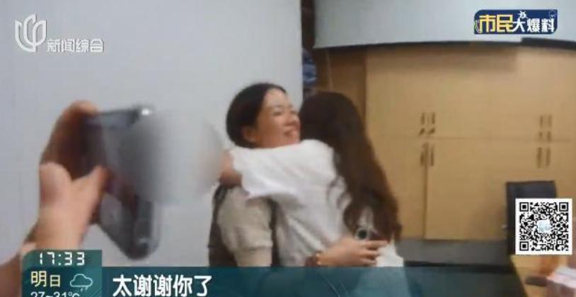 “有钱就是任性！”13日报道，上海一女子在高铁站上厕所时，突然发现厕所隔间的挂钩
