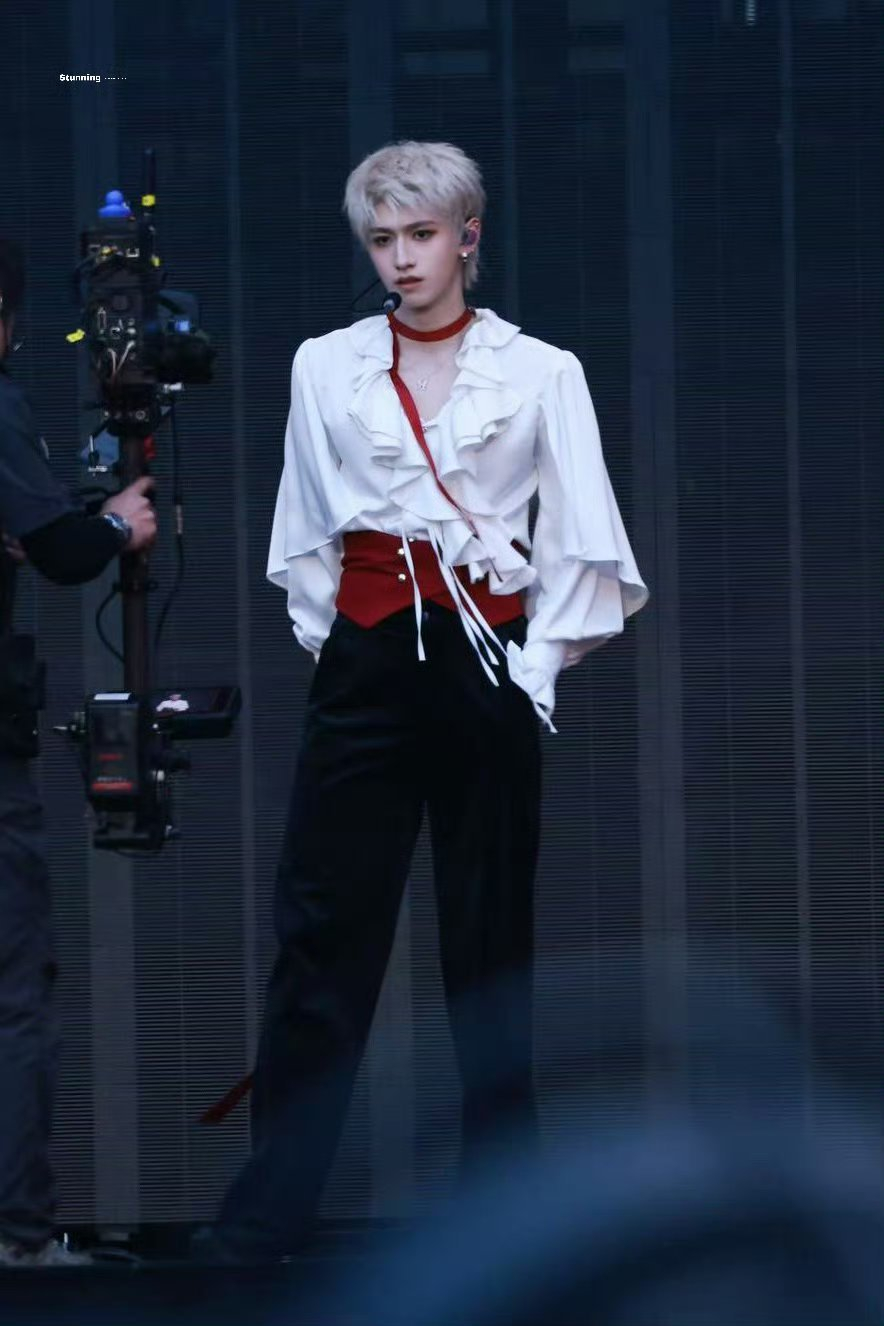 朱志鑫白金短寸朱志鑫银发白衬衫红飘带slay感 朱志鑫银发白衬衫红飘带slay感