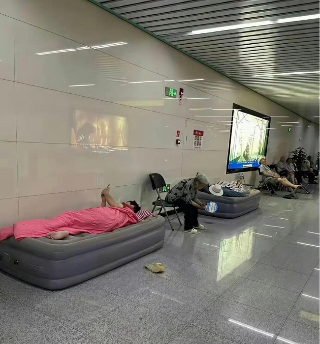 地铁站这样蹭空调就过分了吧 