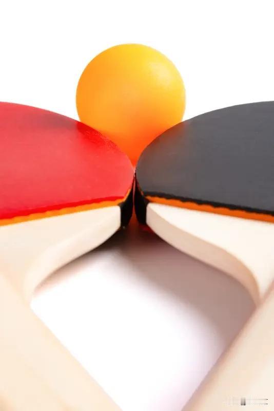 天气一暖和，人也跟着懒不下来，总想出出汗、活动活动。球馆里敞亮，风吹着舒服，一拿