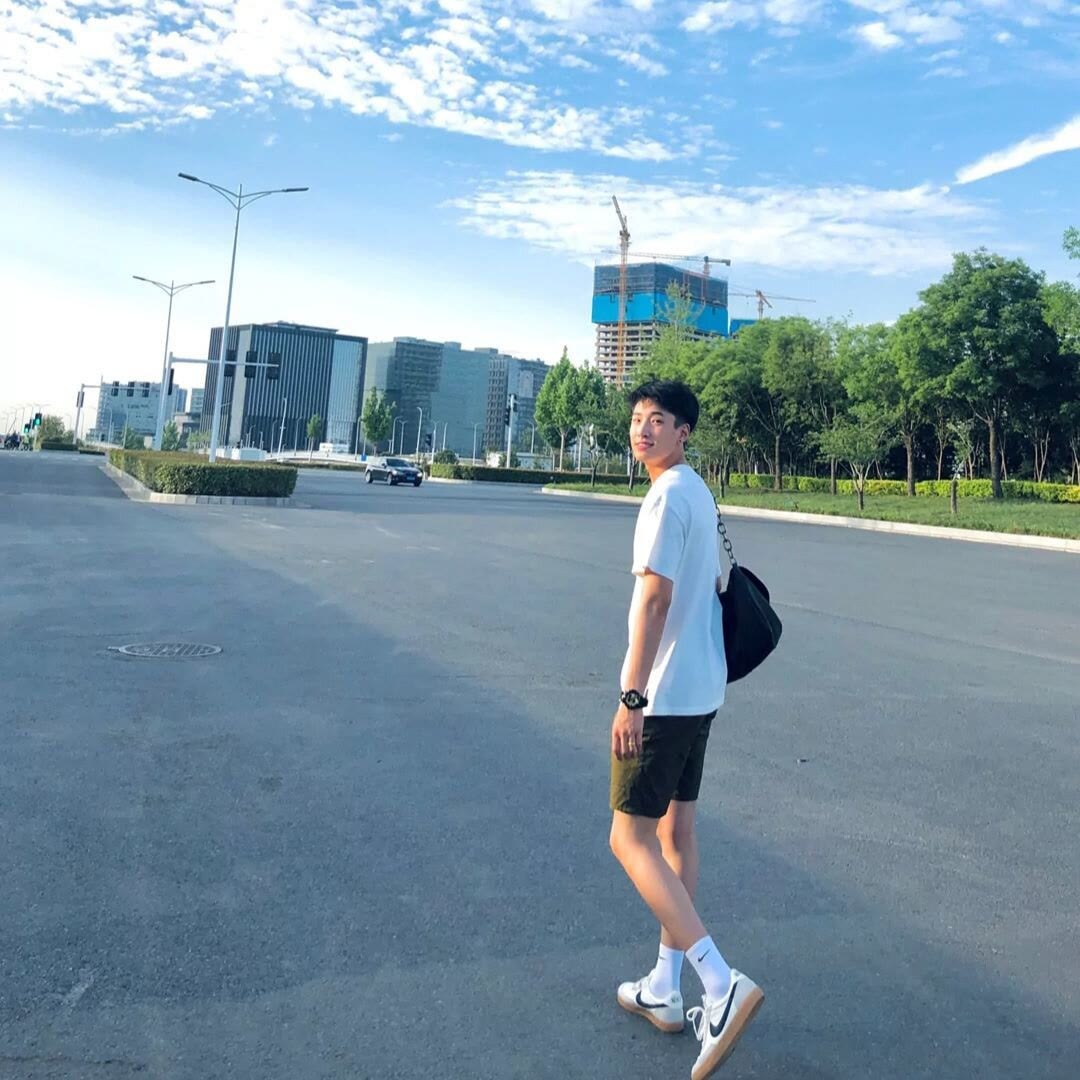 赛艇·八人单桨八条长桨整齐划一地刺入水面，同时发力拉桨！艇身如同离弦之箭破浪疾驰