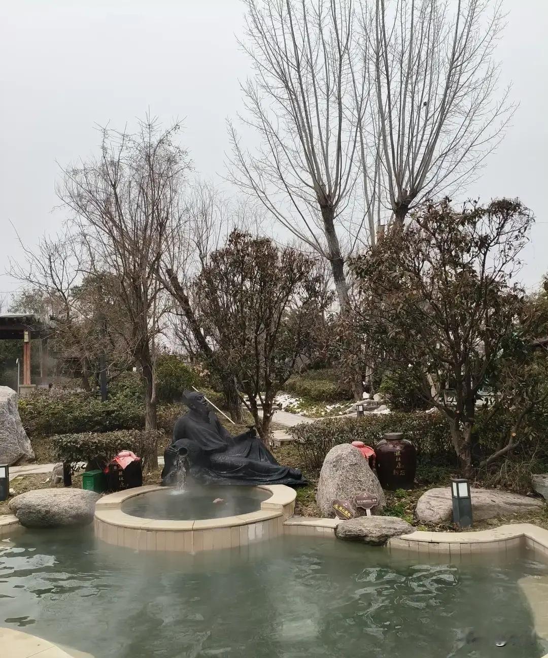 热搜里吵“异性知己要不要心动”吵疯了。

我翻了下讨论，其实就是问：男女能不能纯