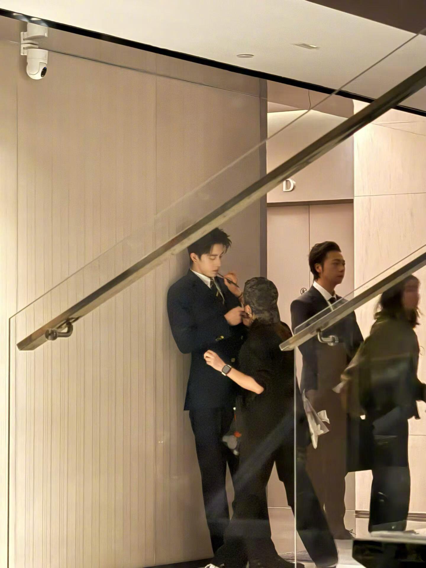 捡到一张敖瑞鹏的补妆图 岑总出神图简直轻而易举 