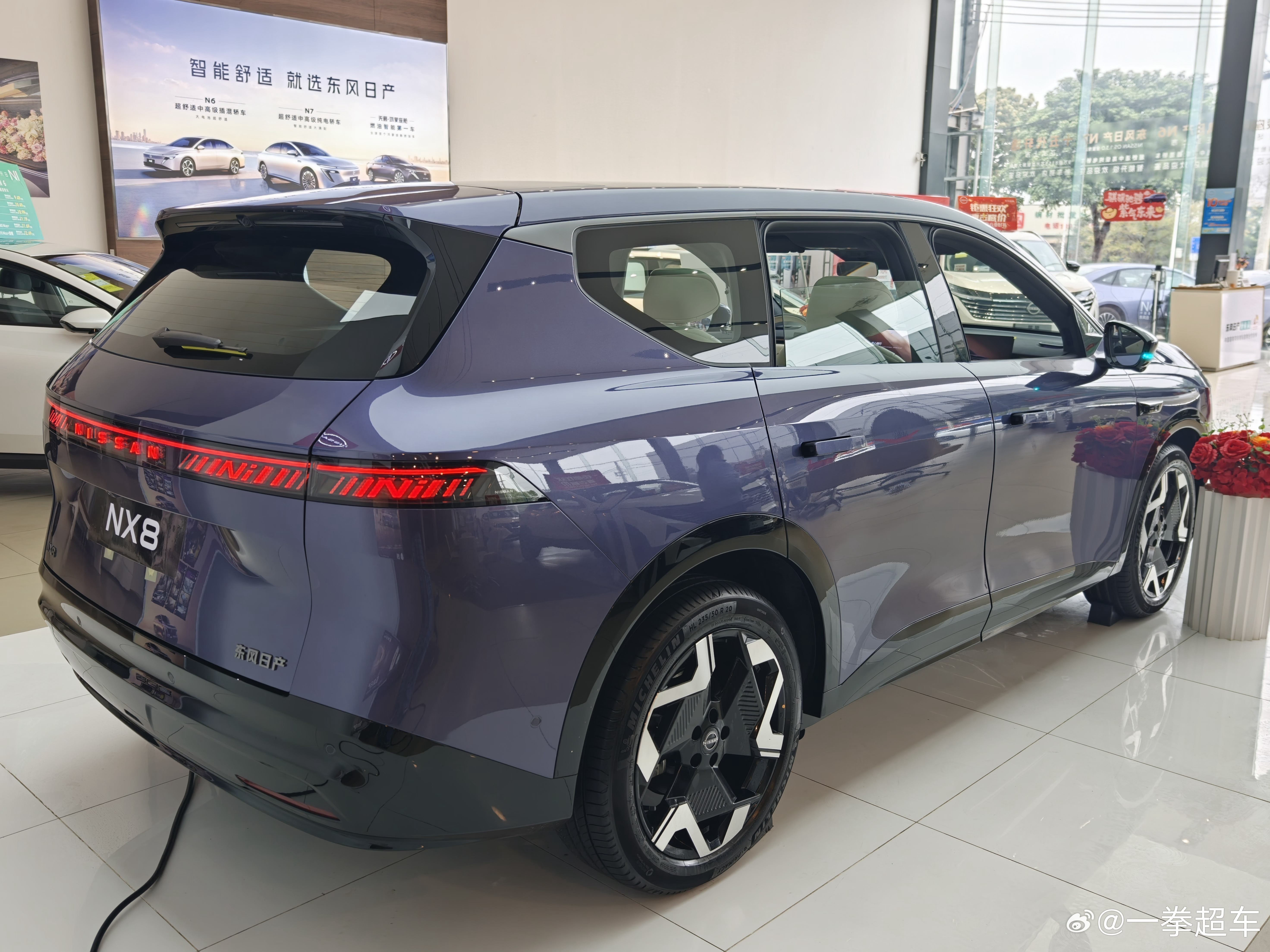 日产NX8实车挺好看的，外表端庄又带一点点这个时代的科技感，设计谈不上多惊艳但绝