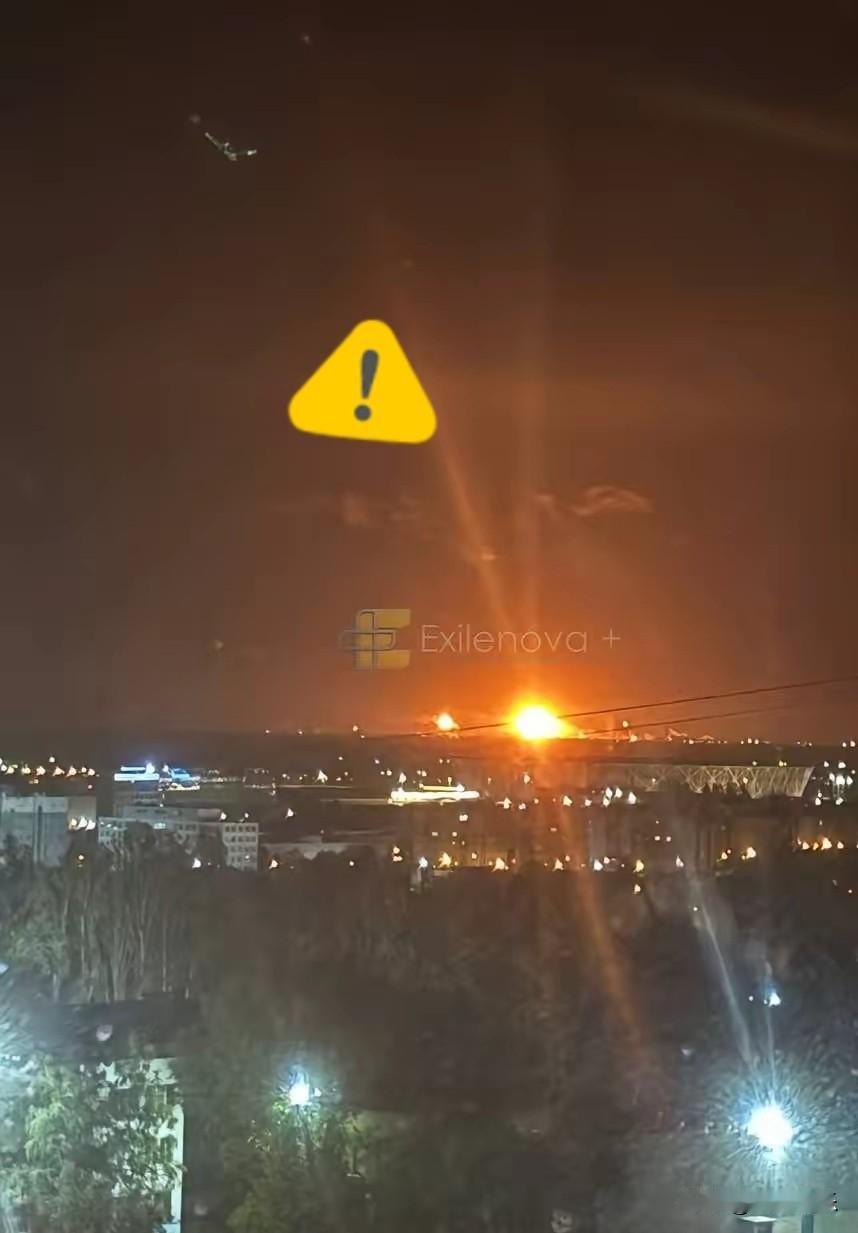 乌克兰一夜爆发，大批无人机飞扑俄基础能源设施，俄炼油厂一片火海，泽连斯基在赌命，