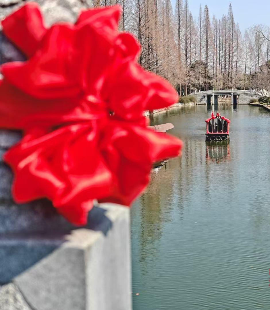 ​
2. 红妆临水照，扁舟踏波行。把新春的喜气，揉进江南的柔波里。