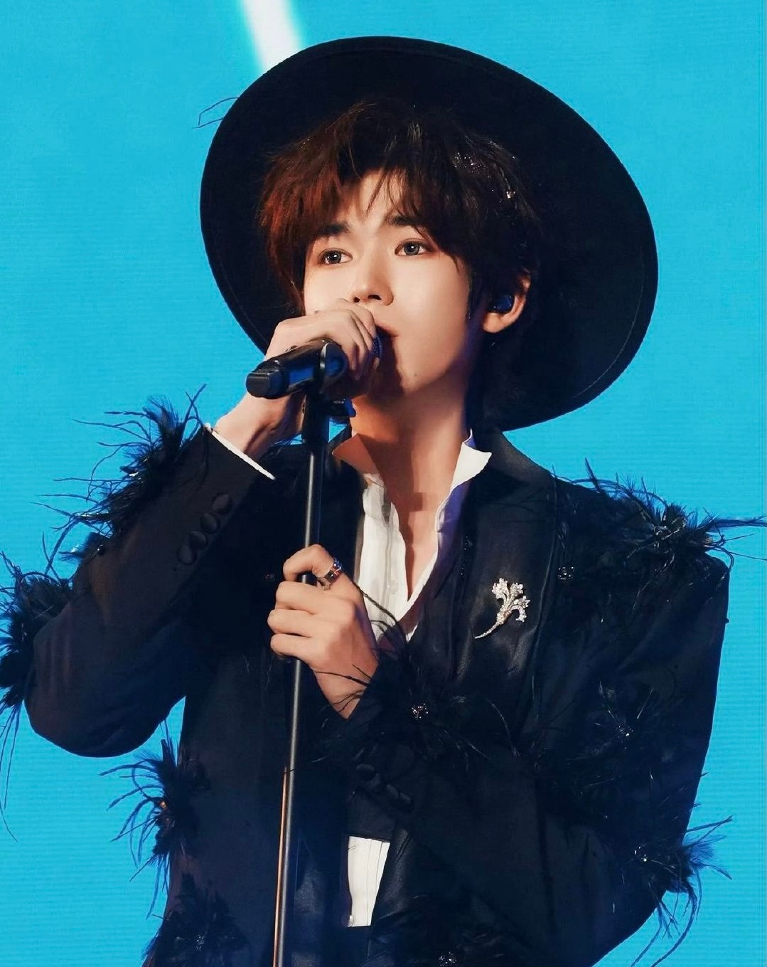 宋亚轩｜2025新年音乐会造型，黑色礼帽搭配黑羽西服套装，佩戴CHAUMET高级