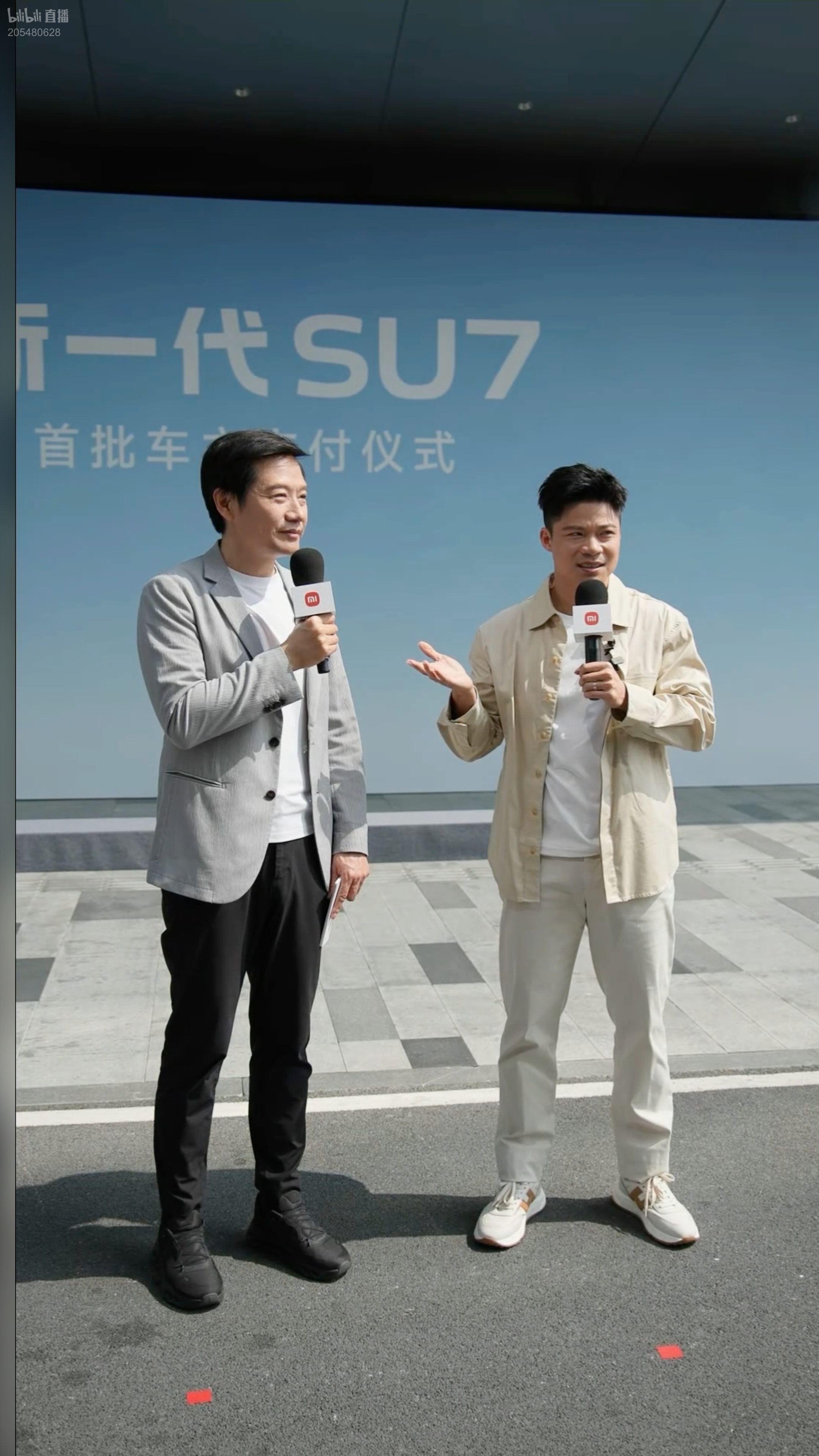 雷军直播 新一代 SU7 首批交付仪式结束，雷总与苏神继续直播相关内容。苏神表示