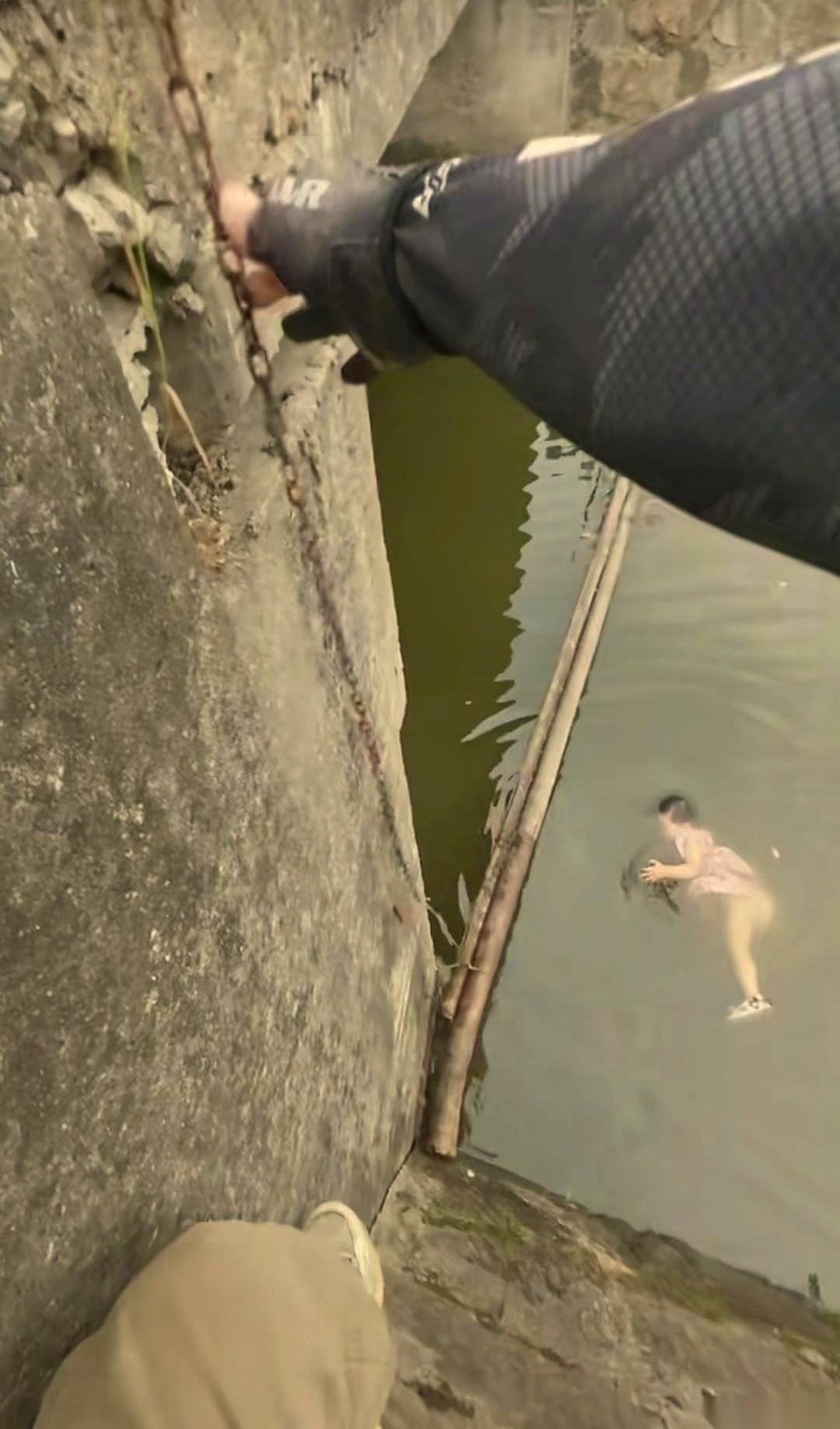 浙江一个大哥，钓完鱼回家，因为一句话上了央视新闻：“冲就完了！”
喊出这句话前几