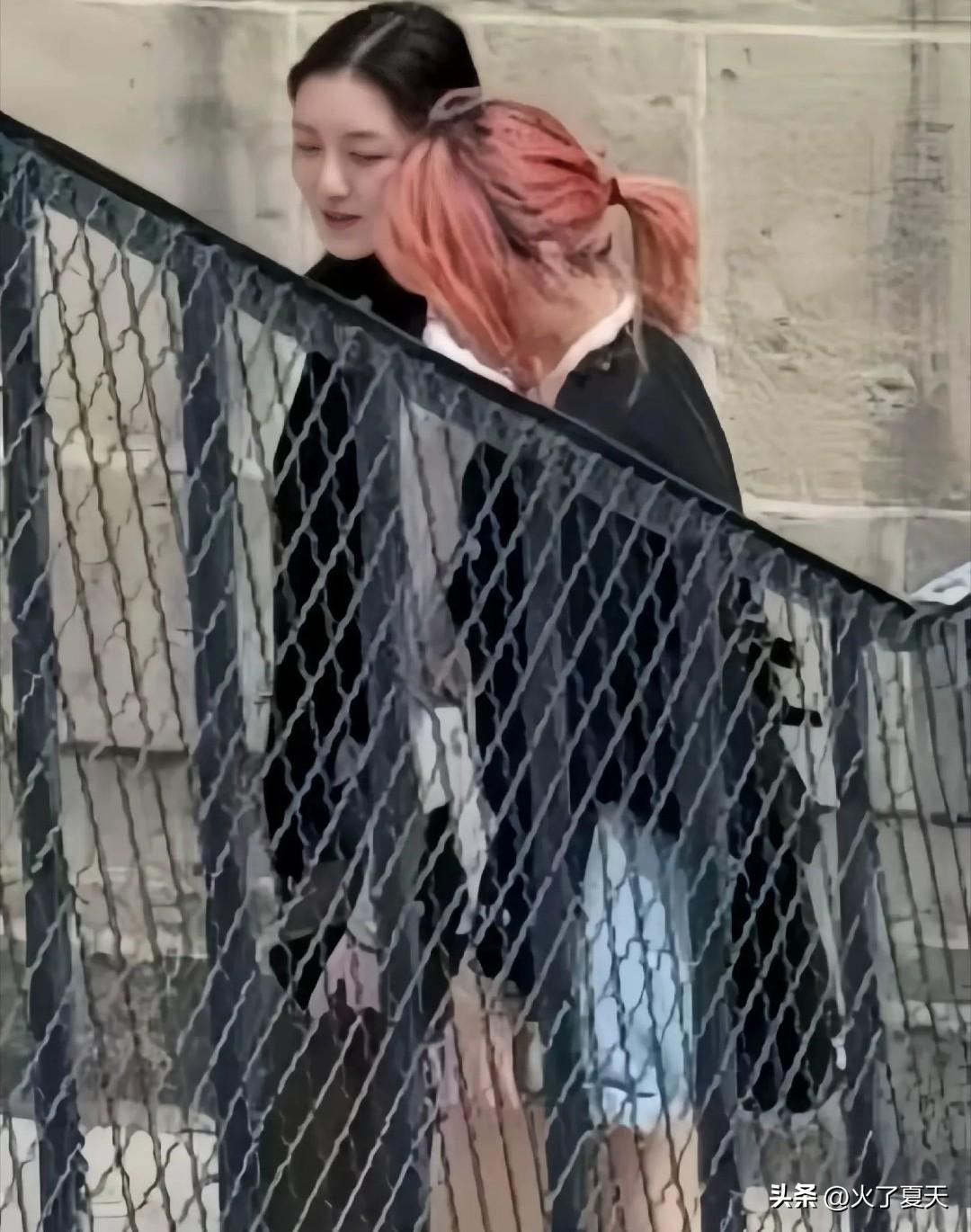 王菲女儿李嫣在法国被拍！唇裂痕迹基本消失，气质出众撞脸大S！ ​