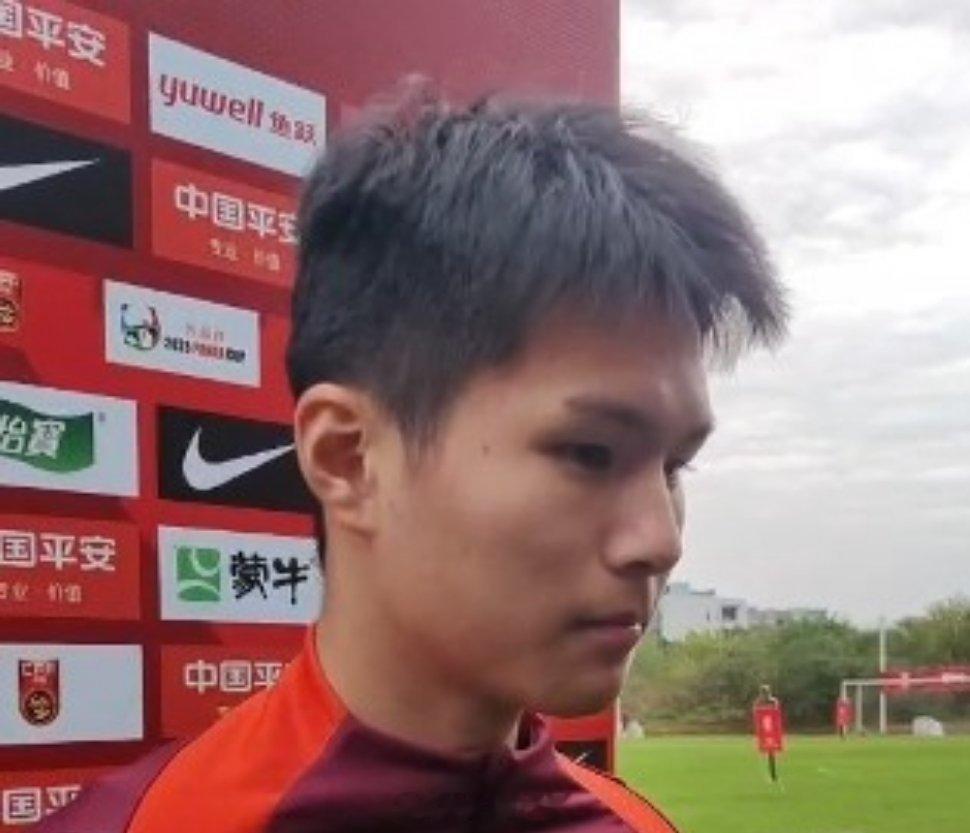 据报道，中国U22男足国家队在成都谢菲联足球基地备战训练，陈泽仕接受了媒体的采访