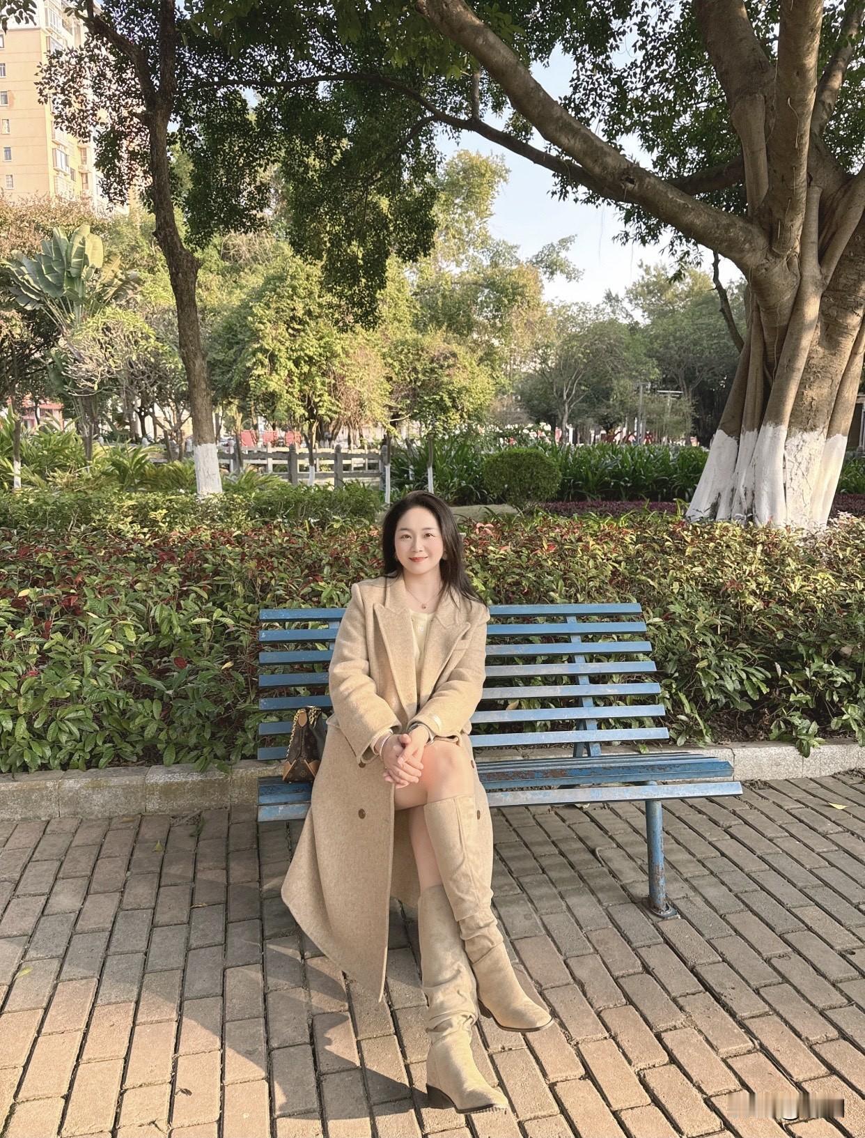 而且，不少这个年纪的女人还有智慧与独立。就像学者李女士，在学术领域取得丰硕成果，