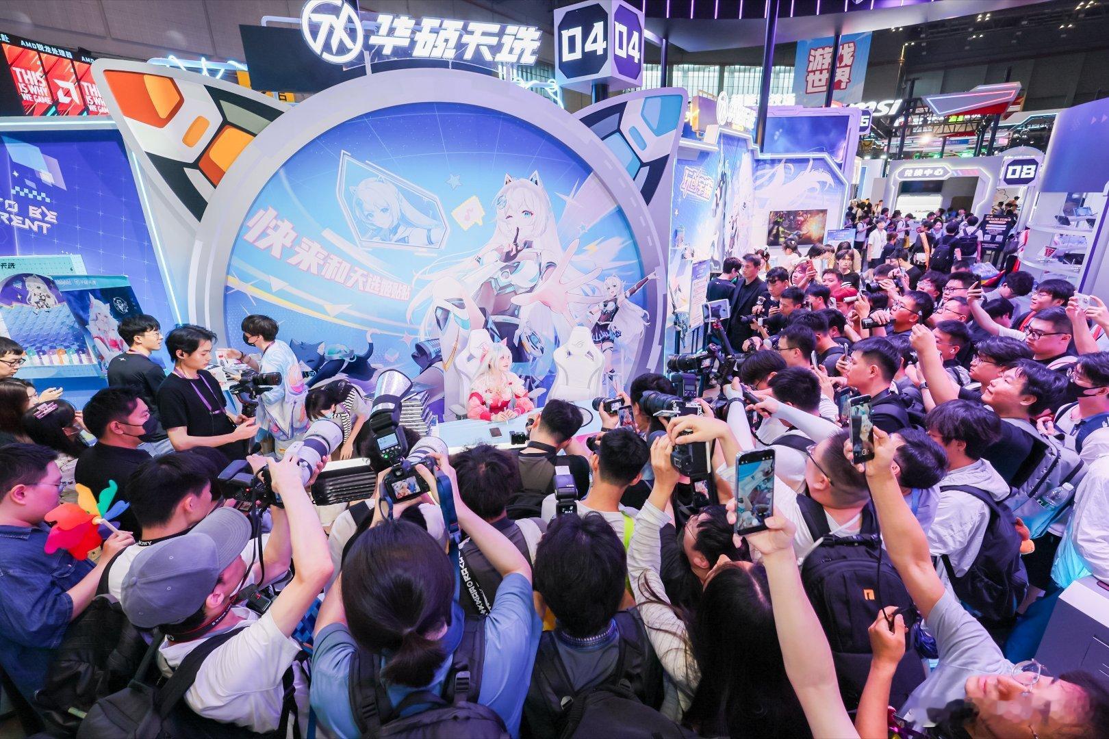 ROG燃动 BW BW2026玩创宇宙 BW2026收官日，ROG展台热度不减！
