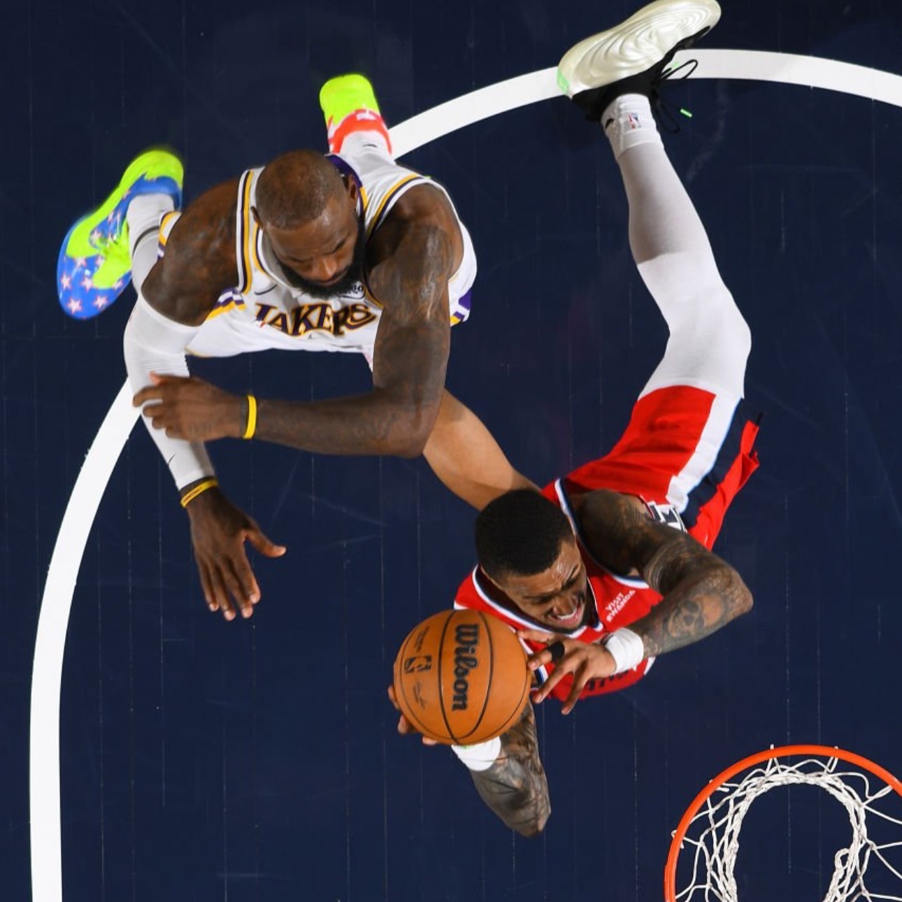 快船前锋约翰·柯林斯赛后提到詹姆斯的表现：“篮球比赛就是一项有起有落的运动，而勒